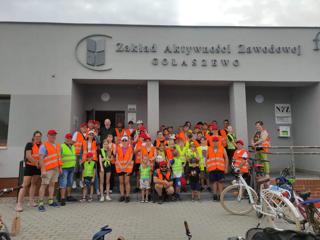 Grupa uczestników przed siedzibą ZAZ